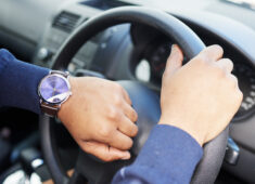 volant-mains-montre-controle-pour-horaire-voyage-du-conducteur-trafic-dans-rue-chauffeur-employe-transport-heure-horloge-vehicule-pour-service-voyage-aventure-route